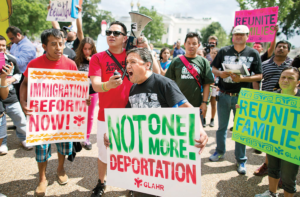 Organizaciones que están a favor de la reforma migratoria marchan frente a la Casa Blanca para pedir a Barack Obama que frene las deportaciones. Casi 400 mil personas han sido expulsadas de EU en cada año de su administración. Foto: AP Organizaciones que están a favor de la reforma migratoria marchan frente a la Casa Blanca para pedir a Barack Obama que frene las deportaciones. Casi 400 mil personas han sido expulsadas de EU en cada año de su administración. Foto: AP
