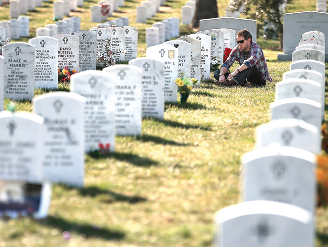 El mandatario estadunidense rindió tributo a los casi 4 mil 500 soldados estadunidenses fallecidos durante la guerra. Foto: AFP