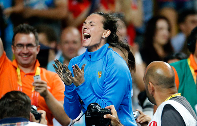 Feliz, la rusa fue a celebrar con su entrenador (AP) Feliz, la rusa fue a celebrar con su entrenador (AP)