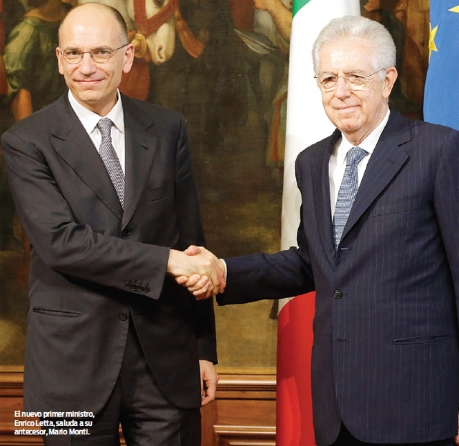 El nuevo primer ministro, Enrico Letta, saluda a su antecesor, Mario Monti. Foto: AFP