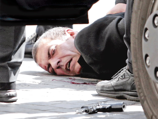El autor del tiroteo fue rápidamente controlado. Sufrió heridas leves. Fotos: AP y Reuters