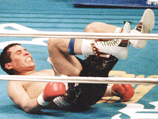 La gráfica de la primera caída de Julio César Chávez quedó grabada entre los aficionados al boxeo.. Foto: Archivo AP