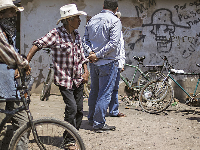 Los yaquis reconocen que tienen el apoyo de partidos políticos en su lucha, pero niegan que estén siendo manipulados o usados. Foto: Daniel Betanzos