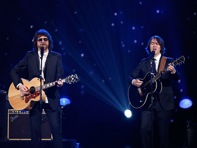 Jeff Lynne con Dhani Harrison, hijo de George Harrison, ofrecieron su versión de 'Something'. (Reuters) Jeff Lynne con Dhani Harrison, hijo de George Harrison, ofrecieron su versión de 'Something'. (Reuters)