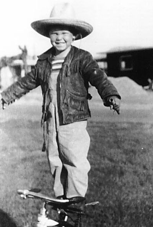 Enciende mi fuego. James Douglas Morrison antes de ser el líder de The Doors jugaba como cualquier niño de los años 40. Enciende mi fuego. James Douglas Morrison antes de ser el líder de The Doors jugaba como cualquier niño de los años 40.