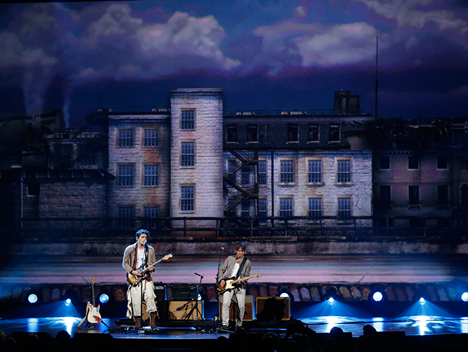 John Mayer y Keith Urban tocaron 'Don't let me down'. (Reuters) John Mayer y Keith Urban tocaron 'Don't let me down'. (Reuters)
