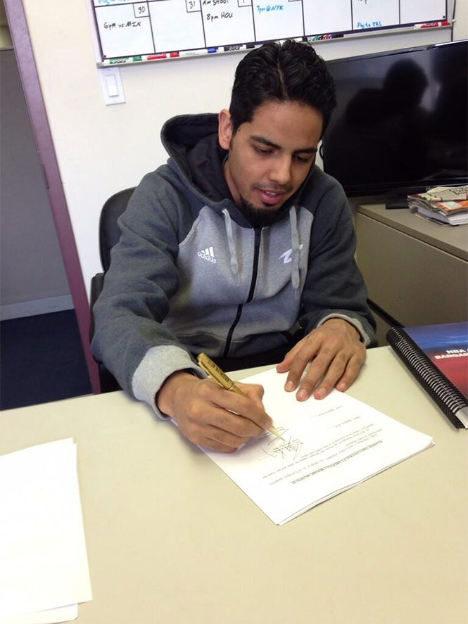 Jorge Gutiérrez firmando su contrato (Foto tomada de @BrooklynNets)
