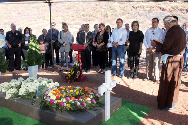 Agente del Ministerio Público que depende del gobierno estatal, madrugó al gobierno municipal al sepultar en una fosa común, sin ofrendas o actos solemnes, los restos del trabajador del campo.