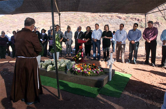 Agente del Ministerio Público que depende del gobierno estatal, madrugó al gobierno municipal al sepultar en una fosa común, sin ofrendas o actos solemnes, los restos del trabajador del campo.