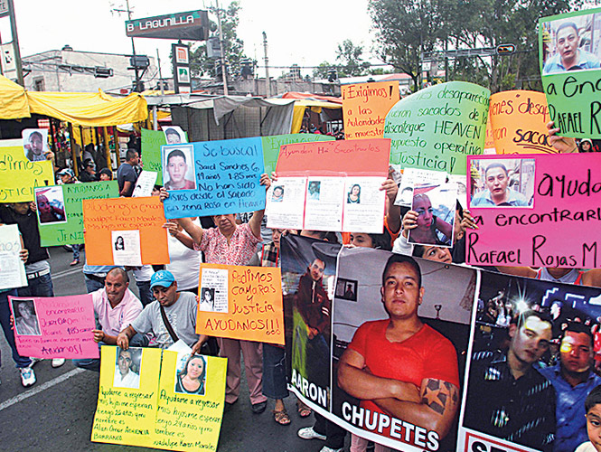 Familiares y amigos de los jóvenes desaparecidos bloquearon Eje 1 Norte y Jesús Carranza, para exigir que se acelere la investigación. Foto: Cuartoscuro
