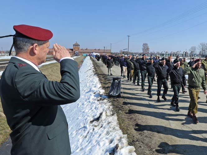Recorrieron a pie el camino entre Auschwitz, la parte más antigua del campamento, y Birkenau, el principal lugar de exterminio de los judíos (AP) Recorrieron a pie el camino entre Auschwitz, la parte más antigua del campamento, y Birkenau, el principal lugar de exterminio de los judíos (AP)