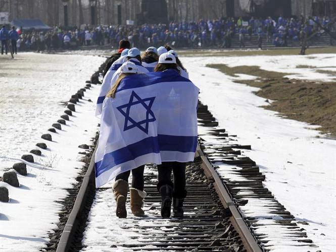 Unas 11 mil personas participaron en La Marcha de los Vivientes en el ex centro de concentración nazi en Auschwitz (EFE) Unas 11 mil personas participaron en La Marcha de los Vivientes en el ex centro de concentración nazi en Auschwitz (EFE)