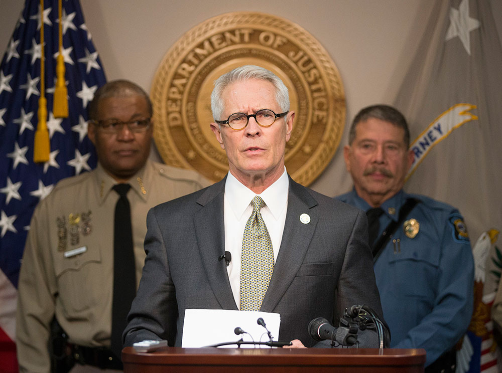 El fiscal federal Barry Grissom dijo que Terry Lee Loewen, de 58 años, fue detenido por la mañana en el aeropuerto regional Mid-Continent. Su plan era conducir un auto que él creía estaba lleno de explosivos al interior de una terminal en el aeropuerto, añadió. El fiscal federal Barry Grissom dijo que Terry Lee Loewen, de 58 años, fue detenido por la mañana en el aeropuerto regional Mid-Continent. Su plan era conducir un auto que él creía estaba lleno de explosivos al interior de una terminal en el aeropuerto, añadió.