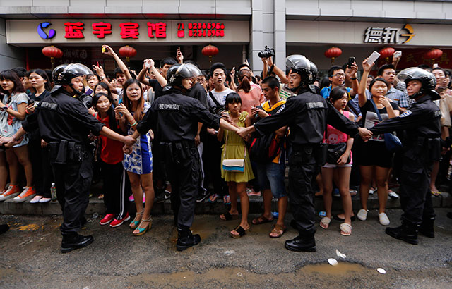 Kobe Bryant causa tumultos en su gira por China (AP) Kobe Bryant causa tumultos en su gira por China (AP)
