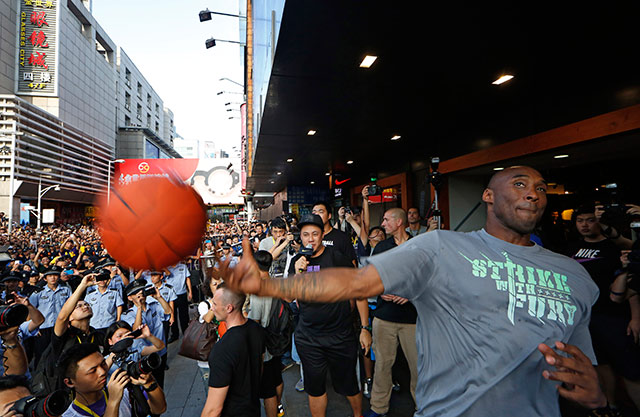 Varios aficionados intentan de todo para ver al jugador de la NBA (AP) Varios aficionados intentan de todo para ver al jugador de la NBA (AP)