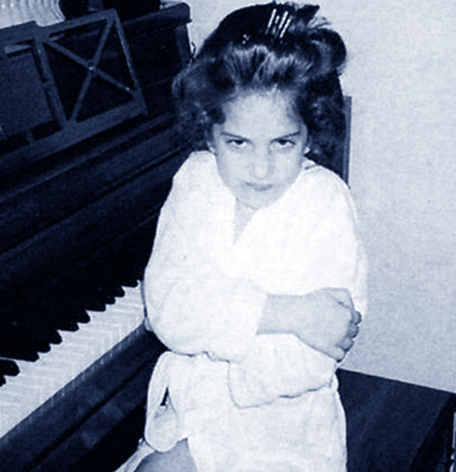 La pequeña Lady Gaga era penosa y tímida. Antes de ser una estrella mundial del pop Stefani Joanne Angelina Germanotta era la sensación familiar en el piano. La pequeña Lady Gaga era penosa y tímida. Antes de ser una estrella mundial del pop Stefani Joanne Angelina Germanotta era la sensación familiar en el piano.
