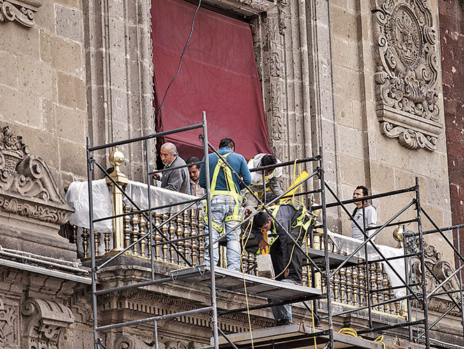 Grupos de trabajadores retiraron ayer el andamio, una malla negra y los sacos de arena instalados en el balcón central del Palacio Nacional. Grupos de trabajadores retiraron ayer el andamio, una malla negra y los sacos de arena instalados en el balcón central del Palacio Nacional.