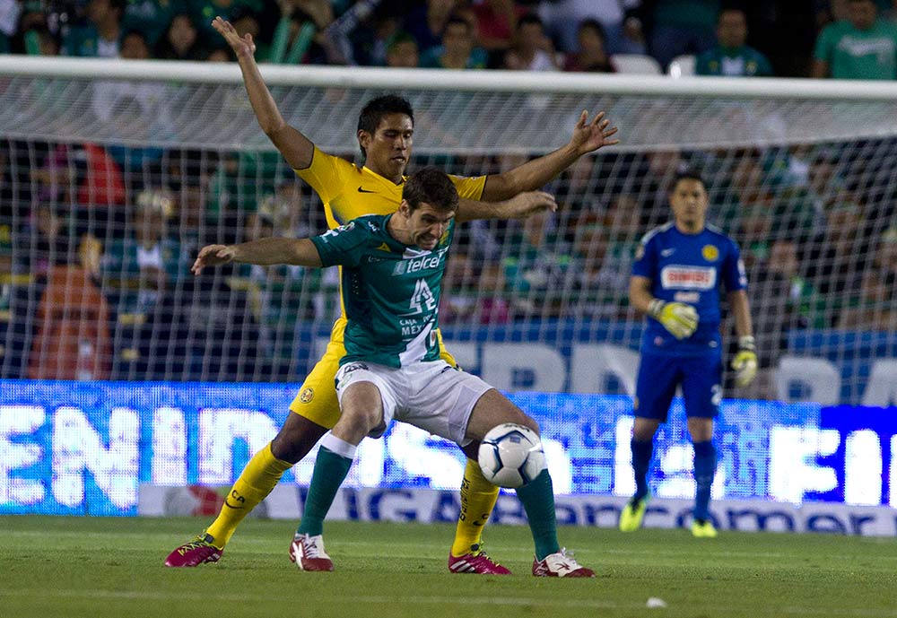 El delantero esmeralda, Mauro Boselli cubre el esférico ante la marca del