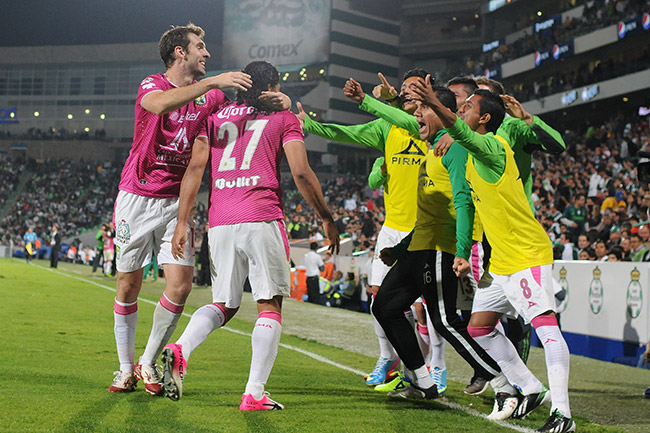Boselli y Carlos Peña festejan con los elementos de banca. (Mexsport)