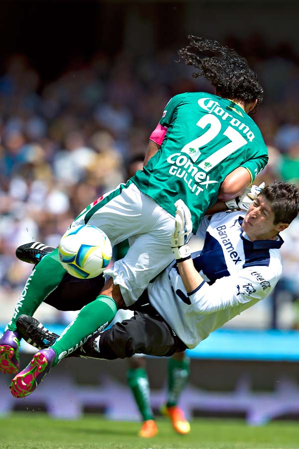 Peña estuvo a punto de anotar, pero Palacios lo evitó. (Mexsport)