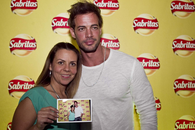 Cada fan se llevó su foto con William Levy. (Luis Enrique Olivares) Cada fan se llevó su foto con William Levy. (Luis Enrique Olivares)