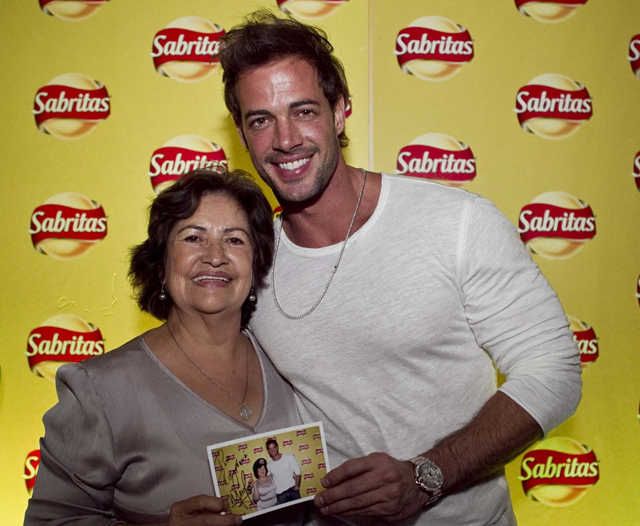 William tuvo tiempo para firmar las fotos que se tomó con las afortunadas lectoras, quienes no podían creer lo que les estaba sucediendo. (Luis Enrique Olivares) William tuvo tiempo para firmar las fotos que se tomó con las afortunadas lectoras, quienes no podían creer lo que les estaba sucediendo. (Luis Enrique Olivares)