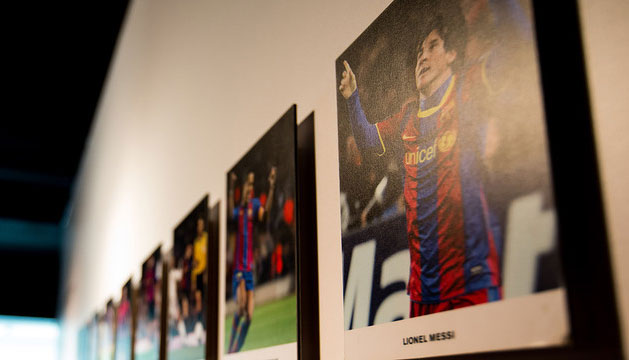 En la exposición, el público puede contemplar los premios que ha ganado 'La Pulga', así como todos los goles que ha anotado con el club azulgrana