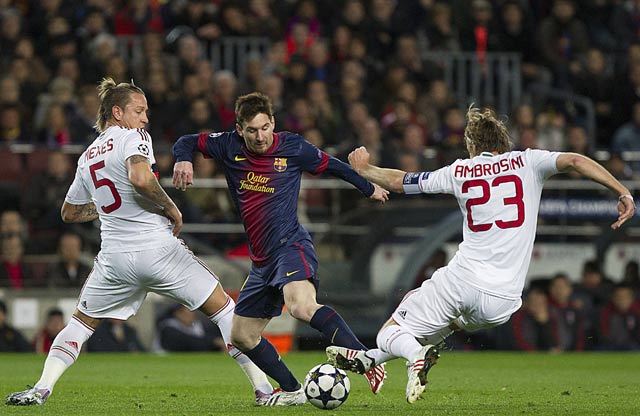 1-0. Perfecta triangulación entre Messi y Xavi, el argentino se metió al área y con un fogonazo venció a Abbiati, que sólo se quedó mirando el esférico (EFE) 1-0. Perfecta triangulación entre Messi y Xavi, el argentino se metió al área y con un fogonazo venció a Abbiati, que sólo se quedó mirando el esférico (EFE)