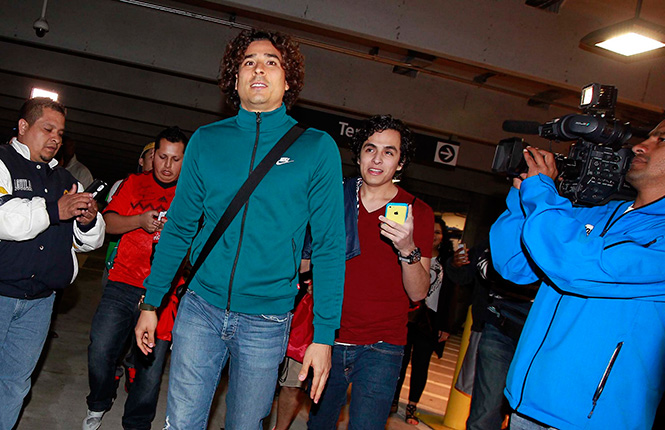 Guillermo Ochoa llegó por la tarde para unirse a la concentración del Tri. (Notimex)