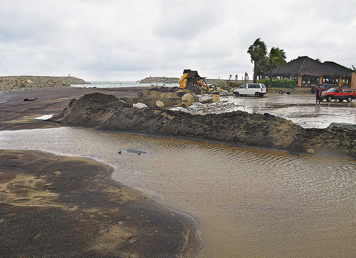 Baja California Sur. Autoridades de Protección Civil desalojaron a familias de zonas de alto riesgo, ante las lluvias provocadas por la tormenta Lorena. Foto: EFE