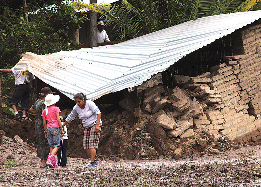 Oaxaca. Las lluvias torrenciales de ayer ocasionaron que se desbordara el río Solteco, en el municipio de Sola de Vega, originando daños en viviendas. Foto: Cuartoscuro