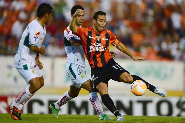Luis Gabriel Rey sumaría un gol a su cuenta personal para hacer el 2-0 a favor de Jaguares (Mexsport)