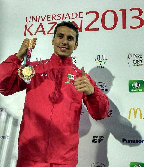 Luis Rivera luce la primera medalla de oro para México en la Universiada Mundial Kazán 2013 (Cortesía Conade)