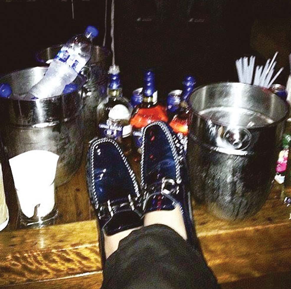 Para una fiesta, Alfredo Guzmán usa unos zapatos con incrustaciones de diamantes.
