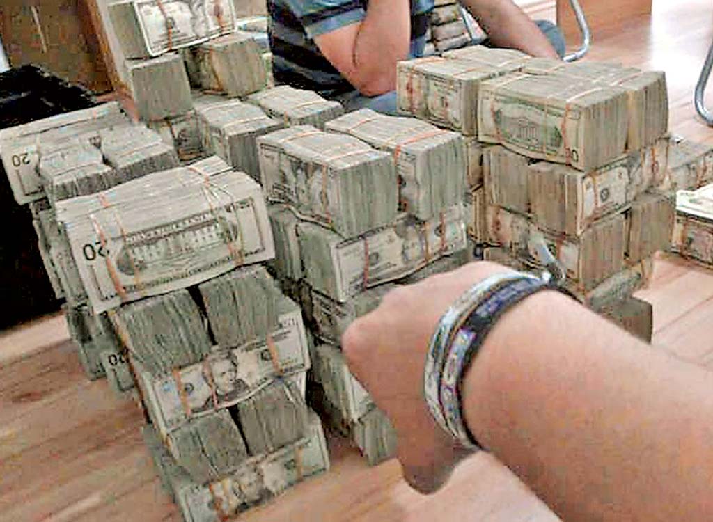 En uno de sus mensajes de Twitter escribe ante decenas de fajos de billetes: “Pasando el dinero”.