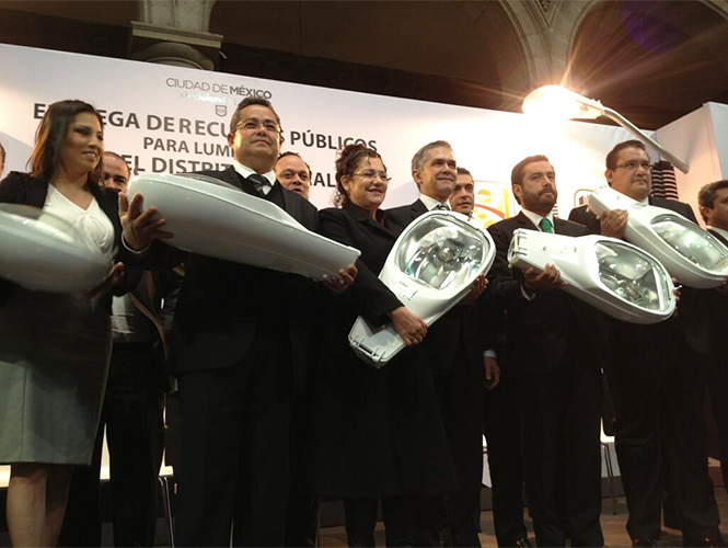 Miguel Ángel Mancera, jefe de Gobierno del DF, anunció la instalación de luminarias en las 16 delegaciones capitalinas. Miguel Ángel Mancera, jefe de Gobierno del DF, anunció la instalación de luminarias en las 16 delegaciones capitalinas.