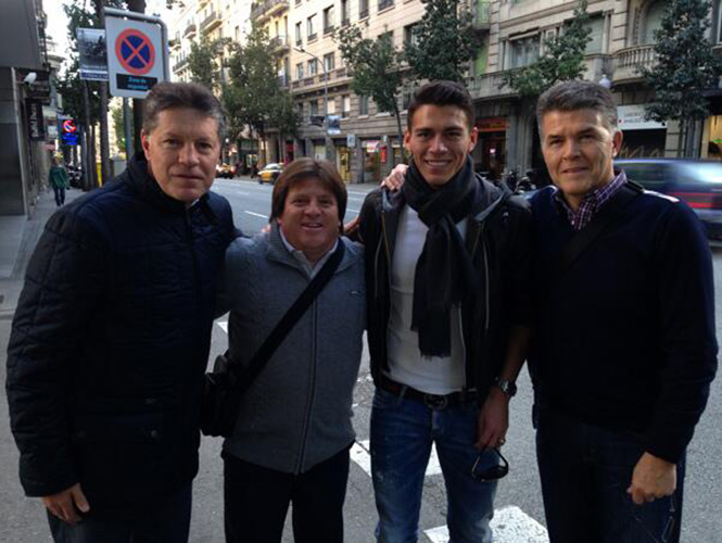 La FMF publicó una fotografía en redes sociales donde se observa a Héctor Moreno junto a la delegación mexicana que viajó a Europa (Cortesía: @miseleccionmx)