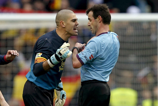 Al final, Valdés fue expulsado por reclamarle al árbitro (EFE)