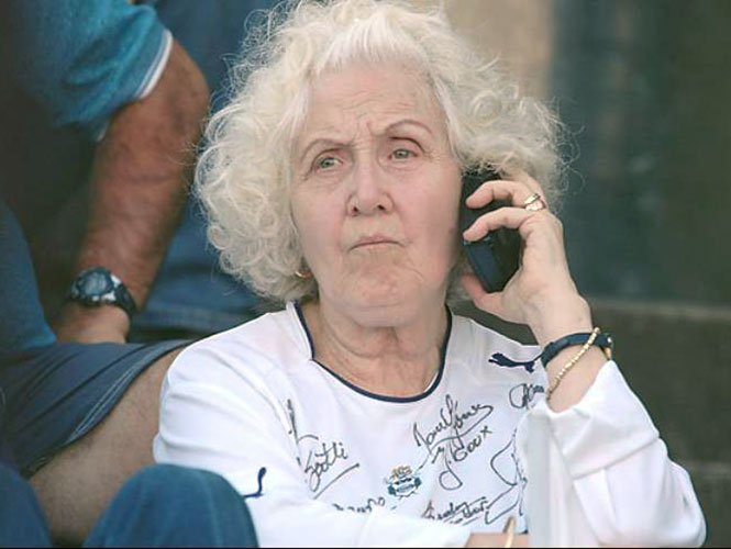 Fernández llegó por la tarde al sanatorio Otamendi, que por ahora no ha emitido ningún parte médico y guarda silencio sobre la salud de Wilhelm, de 84 años.