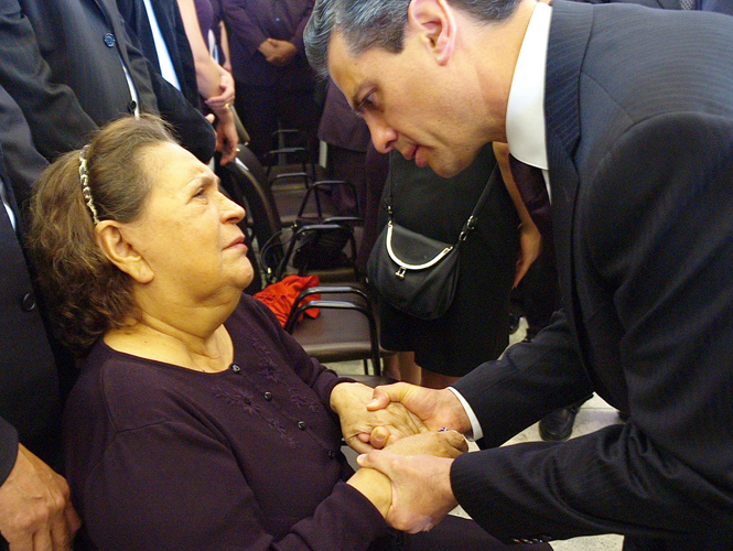 Enrique Peña Nieto dio las condolencias a la mamá de Hugo Chávez, en el teatro de la Academia Militar de la capital venezolana.