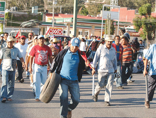 El bloqueo carretero interrumpió el tránsito de vacacionistas que utilizan la vía rumbo a Acapulco.