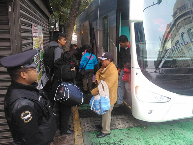 Desde temprana hora, los maestros de la CNTE descendieron de autobuses foráneos estacionados sobre 20 de Noviembre. Foto Efren Argüelles