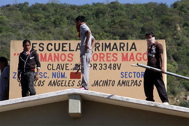 Maestros de la Sección 22 controlan escuela en Oaxaca tras gresca.