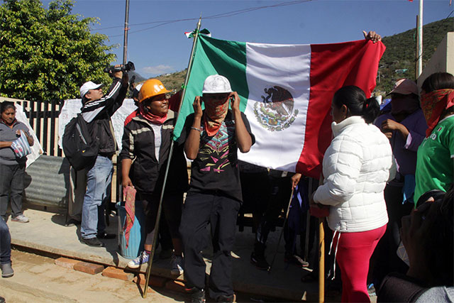 Maestros de la Sección 22 controlan escuela en Oaxaca tras gresca.