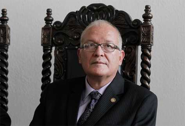 Muere en extrañas condiciones. El magistrado de la Suprema Corte de Justicia de Guatemala César Barrientos Pellecer falleció este domingo de dos balazos en la cabeza, en un aparente suicidio.