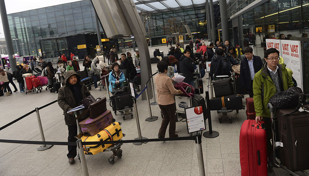 Fuertes vientos y lluvias torrenciales provocaron cortes en los sistemas de transporte y en el servicio eléctrico de Inglaterra y Francia, en uno de los días del año con más viajeros por la víspera de Navidad, mientras que el número de víctimas fatales por las tormentas ya llegaba a seis Fuertes vientos y lluvias torrenciales provocaron cortes en los sistemas de transporte y en el servicio eléctrico de Inglaterra y Francia, en uno de los días del año con más viajeros por la víspera de Navidad, mientras que el número de víctimas fatales por las tormentas ya llegaba a seis