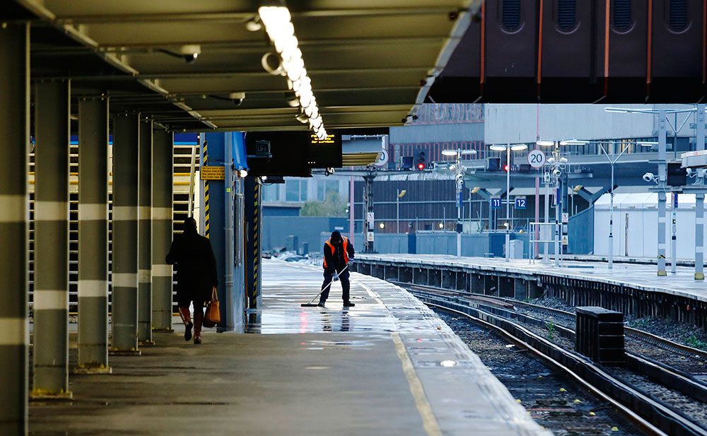 Fuertes vientos y lluvias torrenciales provocaron cortes en los sistemas de transporte y en el servicio eléctrico de Inglaterra y Francia, en uno de los días del año con más viajeros por la víspera de Navidad, mientras que el número de víctimas fatales por las tormentas ya llegaba a seis Fuertes vientos y lluvias torrenciales provocaron cortes en los sistemas de transporte y en el servicio eléctrico de Inglaterra y Francia, en uno de los días del año con más viajeros por la víspera de Navidad, mientras que el número de víctimas fatales por las tormentas ya llegaba a seis