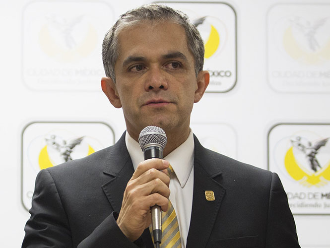 El jefe de Gobierno del DF advirtió que no se bajará la guardia ante el combate a la delincuencia y señaló que se están dando resultados favorables con el operativo "Escudo Ciudad de México". Foto Archivo El jefe de Gobierno del DF advirtió que no se bajará la guardia ante el combate a la delincuencia y señaló que se están dando resultados favorables con el operativo "Escudo Ciudad de México". Foto Archivo