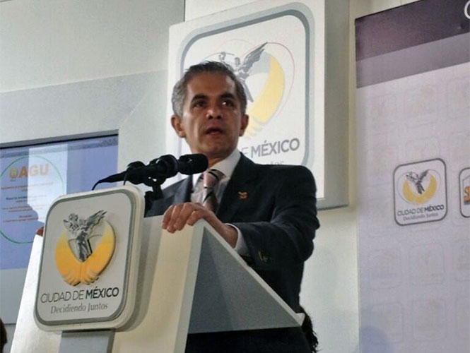 El jefe de Gobierno del DF, Miguel Ángel Mancera, propuso que el Tren Interurbano tenga una estación en Santa Fe y que tenga un costo entre 7 y 8 pesos para que sea viable. Foto Archivo El jefe de Gobierno del DF, Miguel Ángel Mancera, propuso que el Tren Interurbano tenga una estación en Santa Fe y que tenga un costo entre 7 y 8 pesos para que sea viable. Foto Archivo