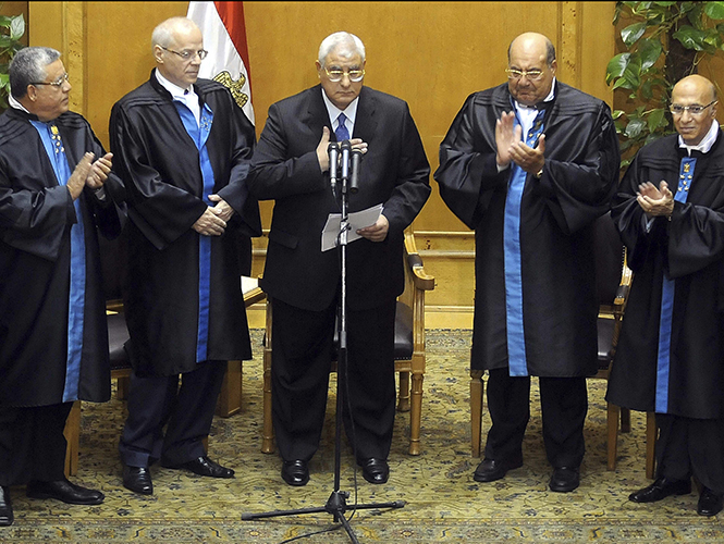 El nuevo presidente interino de Egipto, Adli Mansur, juró su cargo ante la asamblea general del Tribunal Constitucional Supremo. Foto EFE El nuevo presidente interino de Egipto, Adli Mansur, juró su cargo ante la asamblea general del Tribunal Constitucional Supremo. Foto EFE